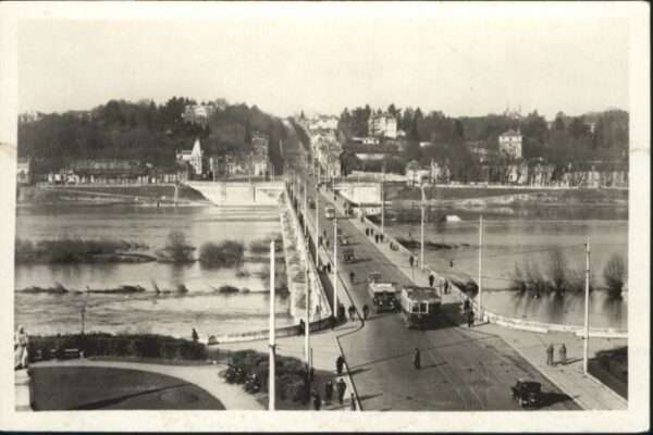 Tours Indre-et-Loire Tours Loire  Brücke Strassenbahn