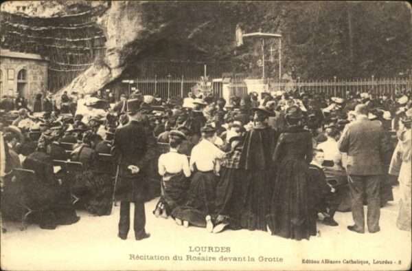 Lourdes Hautes Pyrenees Lourdes Recitation Rosaire Grotte