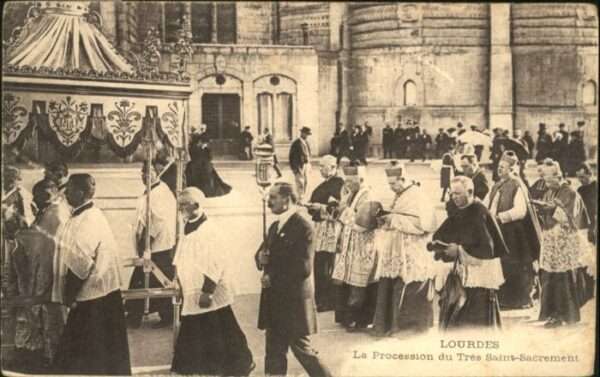 Lourdes Hautes Pyrenees Lourdes Procession Tres Saint Sacrement