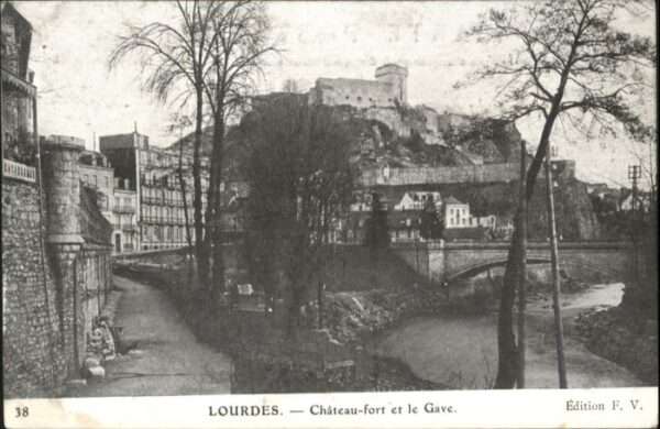 Lourdes Hautes Pyrenees Lourdes Chateau fort Gave