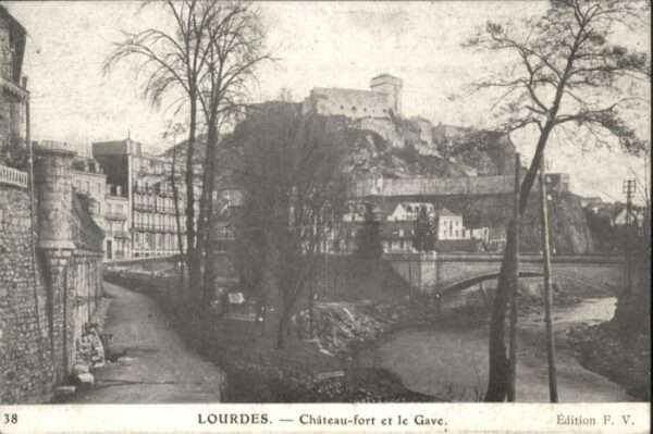 Lourdes Hautes Pyrenees Lourdes Chateau fort Gave