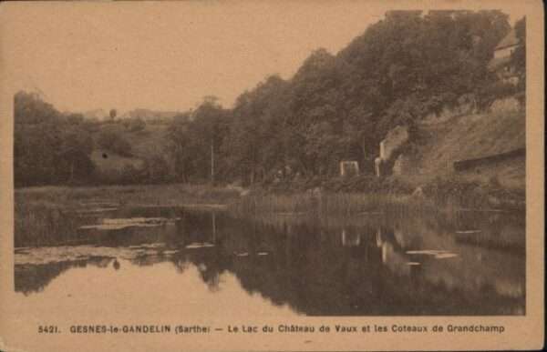 Gesnes-le-Gandelin Le Lac du Chateau de Vaux Les Coteaux d