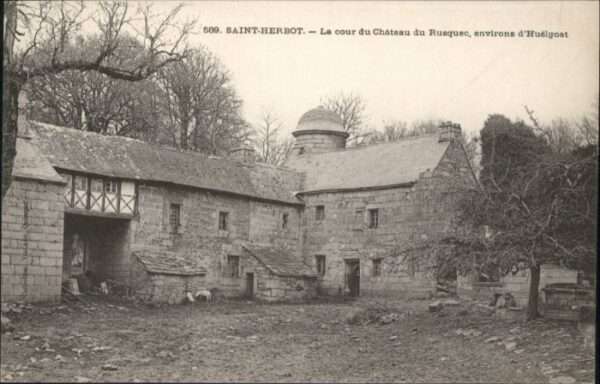 Loqueffret Saint-Herbot Cour du Chateau du Rusquec