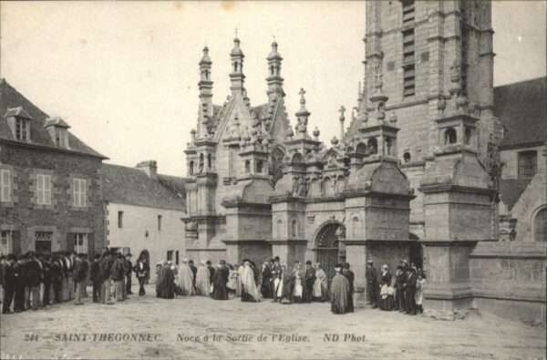 Saint-Thegonnec Noce a la Sortie de l'Eglise