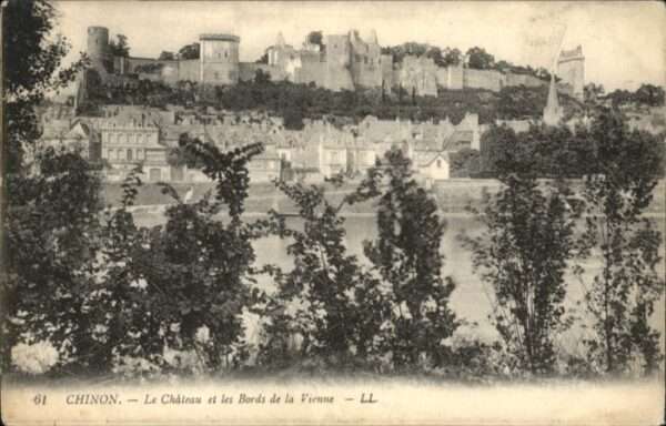 Chinon Chateau les Bords de la Vienne