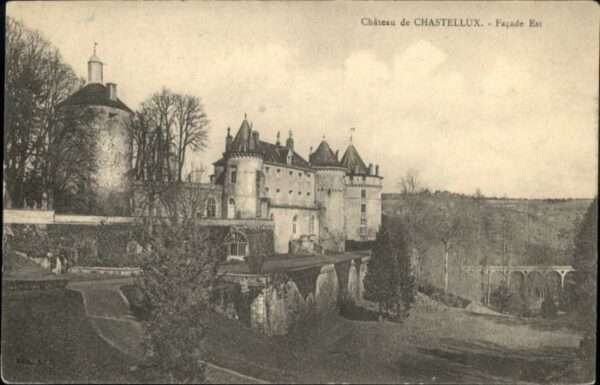 Chastellux-sur-Cure Chateau de Chastellux Facade Est