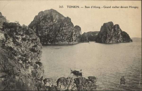Tonkin Baie d Along Grand roches devant Hongay
