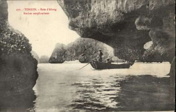 Tonkin Baie d Along Rocher Surplombant