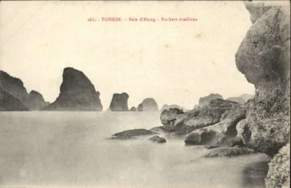 Tonkin Baie d Along Rochers ecailleux