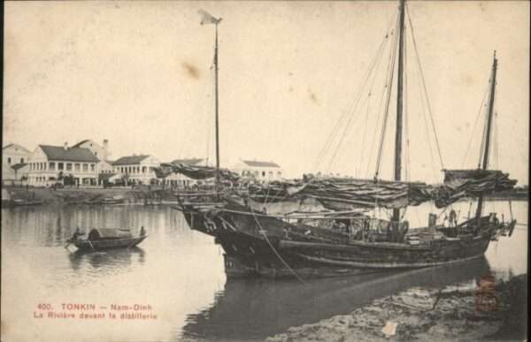 Nam-Dinh Tonkin Riviere devant distillerie