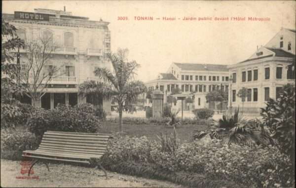 Hanoi Tonkin Jardin public devant Hotel Metro