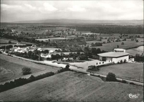 Taize Fliegeraufnahme Eglise