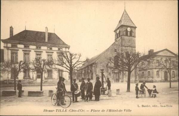 Is-sur-Tille Place Hotel de Ville