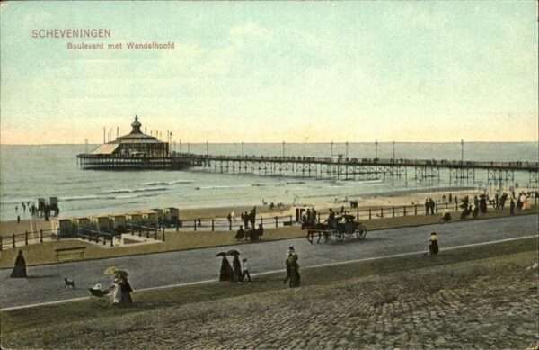 Scheveningen Boulevard met Wandelhoofd Kutsche Hund