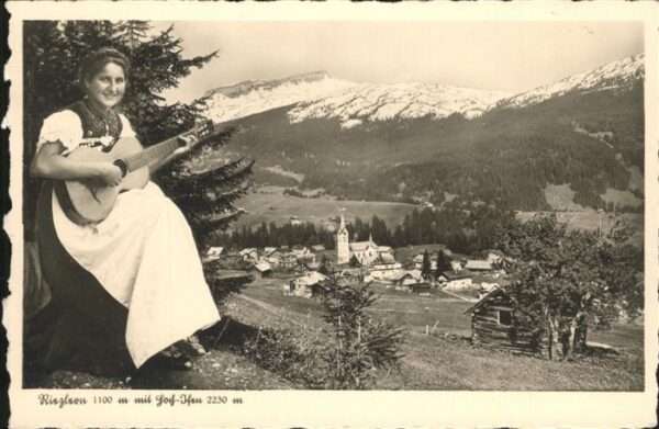Riezlern Kleinwalsertal Vorarlberg Frau Tracht Gitarre