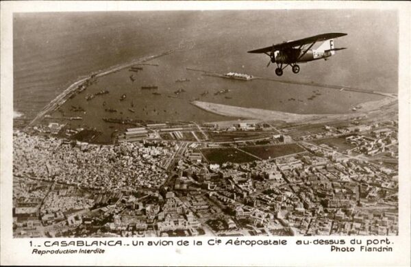 Casablanca Flugzeug über Hafen