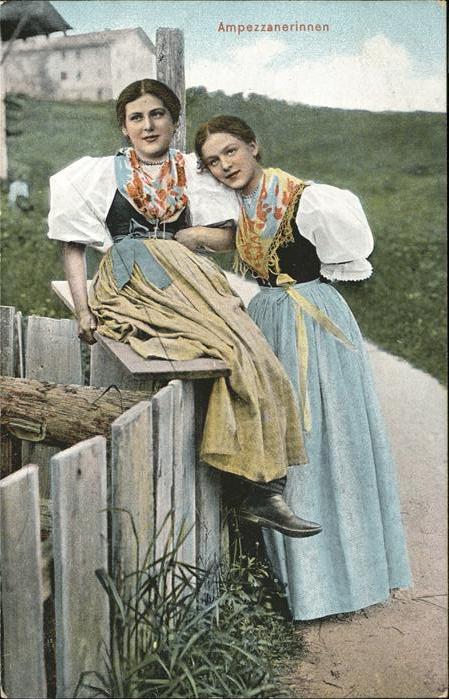 Trachten Ampezzanerinnen Ampezzo