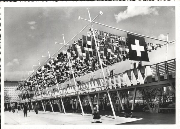 Landesausstellung Zuerich 1939 Höhenstrasse Gemeindefahnen