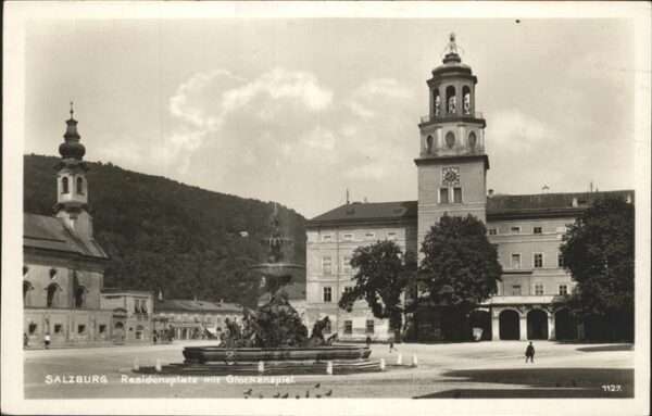 Salzburg Oesterreich Residenzplatz Glockenspiel Brunnen