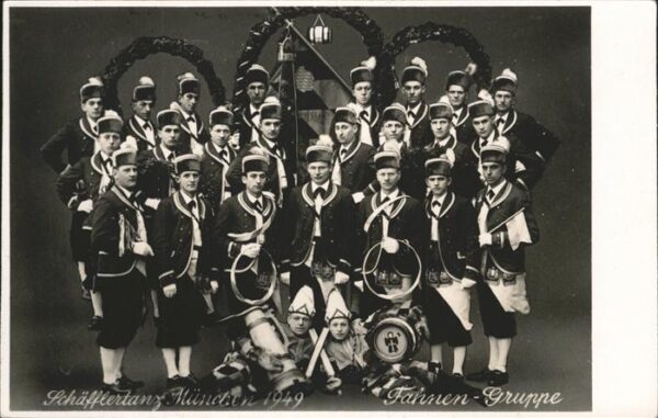 Schaefflertanz Fahnen Gruppe München
