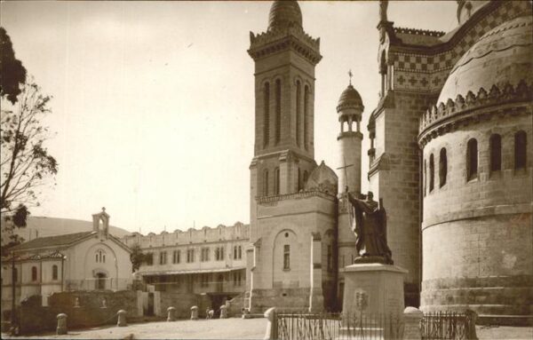 Alger Algerien Statue du Cardinal Lavigerie et Chapell