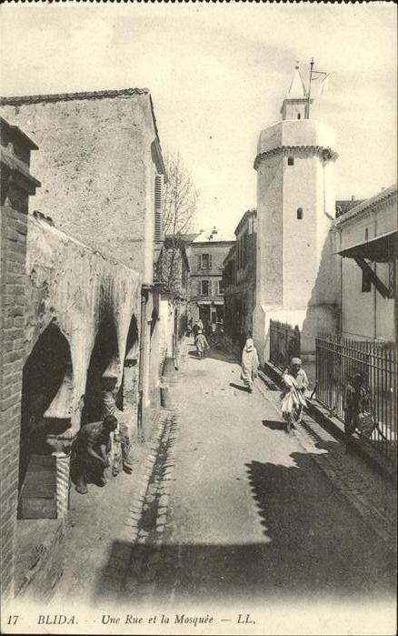 Blida Algerien Une rue arabe et la Mosquee