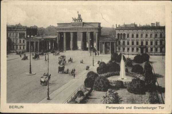 Brandenburgertor Berlin Pariserplatz Brunnen