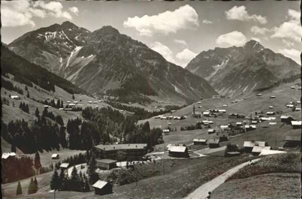 Hirschegg Kleinwalsertal Vorarlberg Ortsansicht mit Alpenpanorama