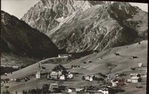 Hirschegg Kleinwalsertal Vorarlberg Ortsansicht mit Widderstein und Bärenko