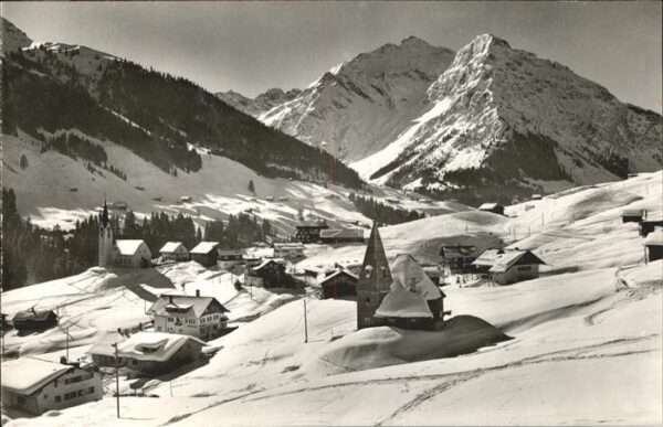 Hirschegg Kleinwalsertal Vorarlberg Ortsansicht mit Alpenpanorama