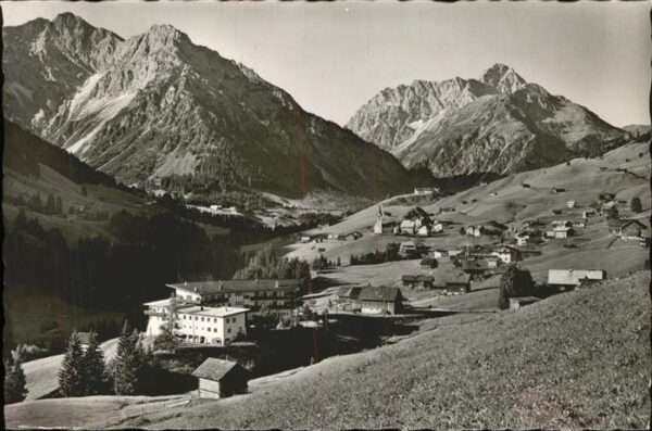 Hirschegg Kleinwalsertal Vorarlberg Ortsansicht mit Alpenpanorama