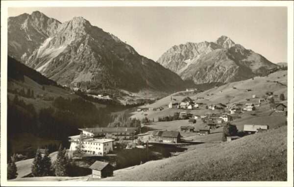 Hirschegg Kleinwalsertal Vorarlberg Gesamtansicht mit Alpenpanorama