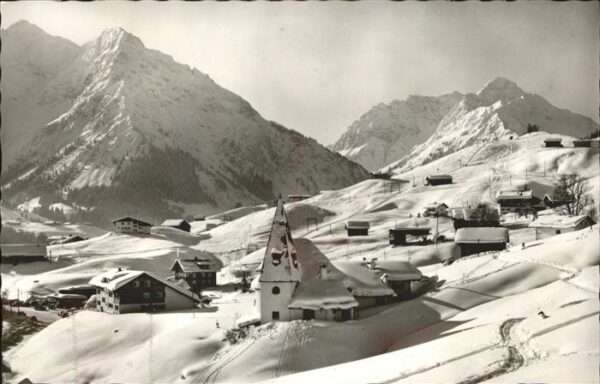 Hirschegg Kleinwalsertal Vorarlberg Ortsansicht mit Kreuzkirche