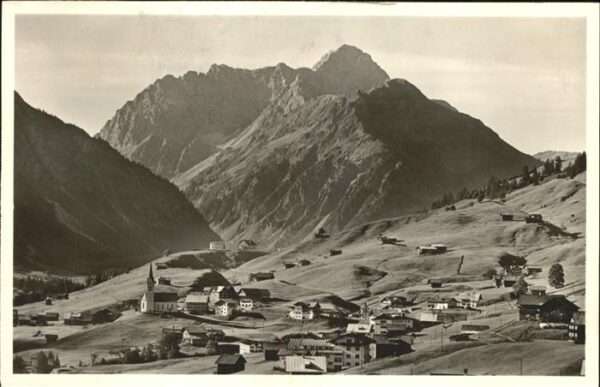Hirschegg Kleinwalsertal Vorarlberg Ortsansicht mit Widderstein und Bärenko