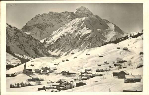 Hirschegg Kleinwalsertal Vorarlberg Ortsansicht mit Widderstein und Bärenko