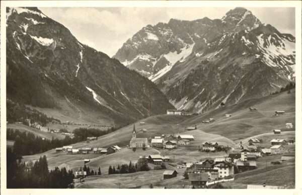 Hirschegg Kleinwalsertal Vorarlberg Ortsansicht mit Widderstein und Bärenko
