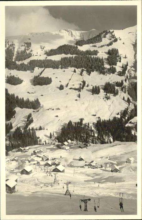 Hirschegg Kleinwalsertal Vorarlberg Ortsansicht mit Heuberg Skilift Gehrens
