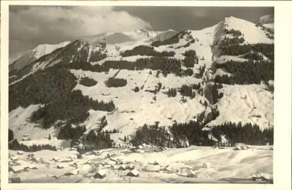 Hirschegg Kleinwalsertal Vorarlberg Ortsansicht mit Heuberg Skilift Gehrens