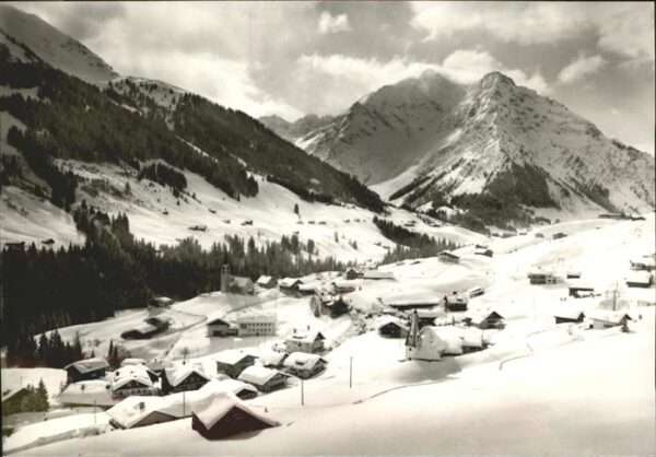 Hirschegg Kleinwalsertal Vorarlberg Ortsansicht mit Elferkopf und Zwölferko