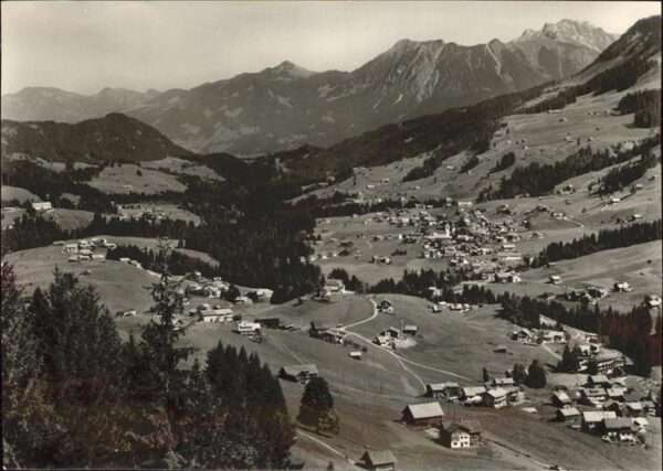 Hirschegg Kleinwalsertal Vorarlberg Ortsansicht mit Alpenpanorama