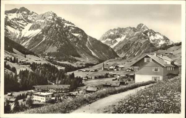 Hirschegg Kleinwalsertal Vorarlberg Haus in der Sonne mit Elferkopf Zwölfer