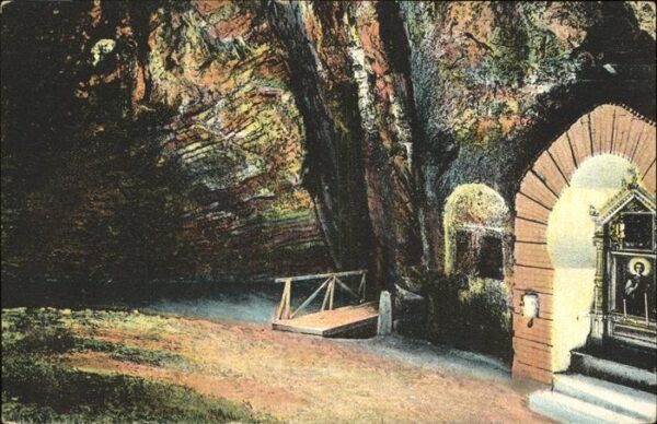 Russland Grotte mit Kapelle