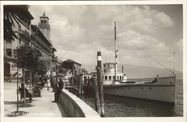 Gardone Garda Anlegestelle Schiff Uferpromenade