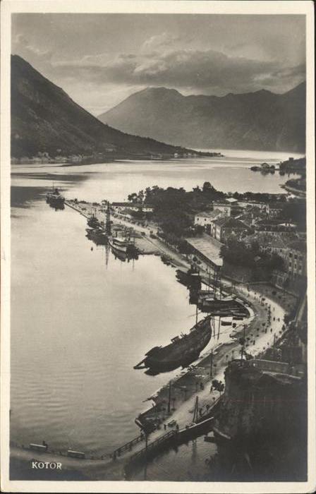 Kotor Montenegro Blick über die Bucht Schiff