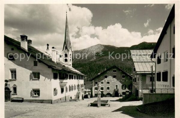 Zuoz GR Dorfplatz mit Kirche