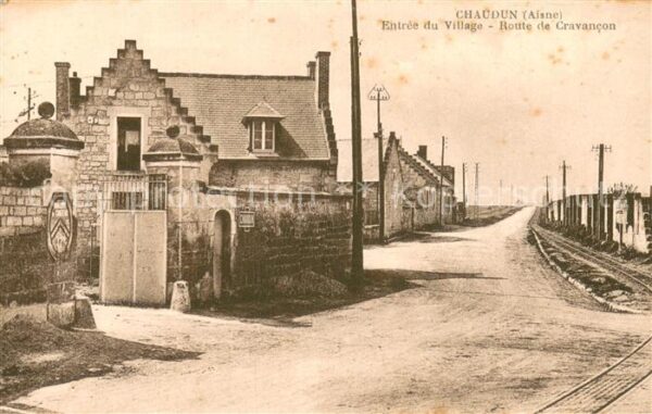 Chaudun 02 Entrée du village Route de Cravancon