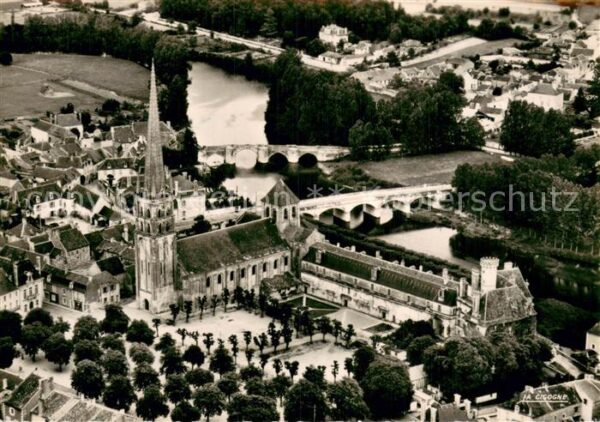 Saint-Savin-sur-Gartempe Eglise romane du XIe siècle et sa flèch
