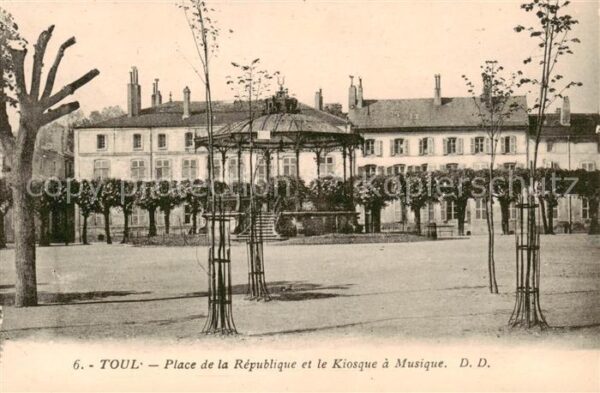 Toul 54 Place de la Republique et le Kiosque a