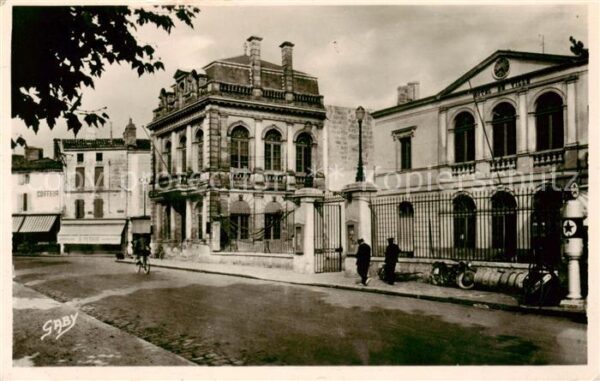 Blaye 33 Gironde La Mairie et la Caisse d Epargne