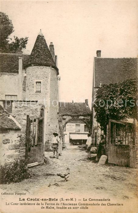 La Croix-en-Brie 77 Seine-et-Marne La Commanderie La Cour interieure de la